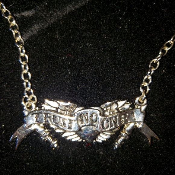 NEW ROCK REBEL Y2K TRUST NO ONE NECLACE VINTAGE HOT TOPIC DAGGER & HEART - Picture 1 of 2